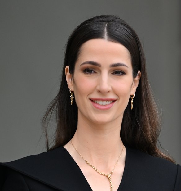 Ούτε skinny ούτε wide-leg: Η πριγκίπισσα Rajwa επιλέγει το τζιν που επιστρέφει από τα 2000s, κολακεύει τη σιλουέτα και μακραίνει οπτικά τα πόδια