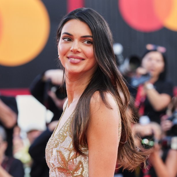 Η Kendall Jenner αποκαλύπτει την κορεάτικη κρέμα που χρησιμοποιεί για να μειώσει το πρήξιμο, να σμιλεύσει και να τονίσει την επιδερμίδα της