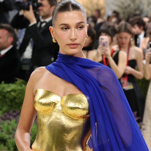 Η Hailey Bieber μόλις έκανε τη μεγαλύτερη αλλαγή στα μαλλιά της εδώ και 11 χρόνια – Αυτή είναι η απόχρωση που θα ζητούν όλες το φθινόπωρο