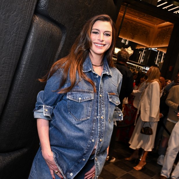 Η Anne Hathaway επιβεβαιώνει την πιο πολυτελή εναλλακτική στο μαύρο για τις φθινοπωρινές εμφανίσεις – Κάνει ακόμα και το πιο απλό look να δείχνει πανάκριβο
