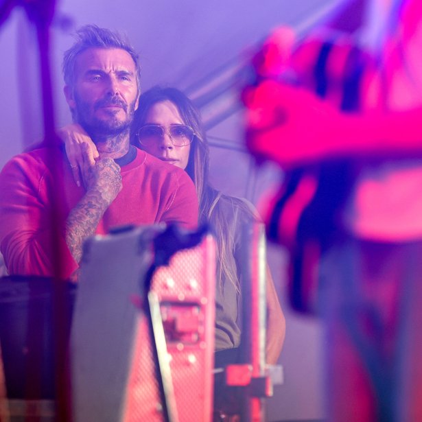 Από το γραφείο μέχρι το δείπνο: Η Victoria Beckham φορά τη μοναδική φούστα που χρειάζεσαι αυτό το φθινόπωρο
