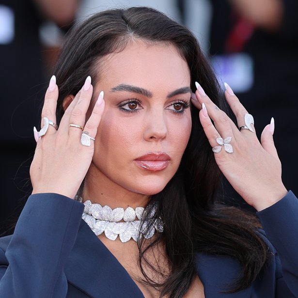 Η Georgina Rodríguez χρησιμοποιεί αυτό το κορεάτικο serum κάτω από 20€ για ενυδάτωση, λάμψη και λείανση των ρυτίδων