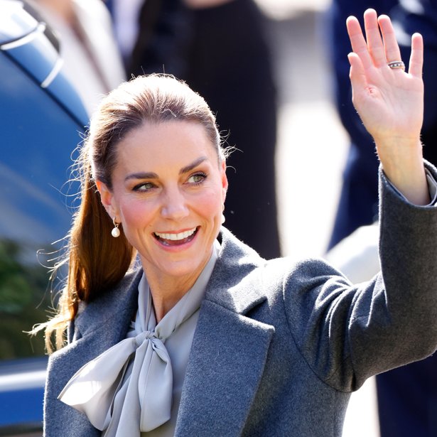 Η Kate Middleton απογειώνει το γκρι παντελόνι με τις γόβες που θα αντικαταστήσουν τις μαύρες αυτό το φθινόπωρο