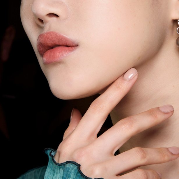 "Foundation Nails": Το elegant μανικιούρ που κολακεύει απίστευτα τα χέρια