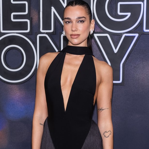 Έχουν αραιώσει τα φρύδια σου; Η Dua Lipa επαναφέρει την τεχνική που τα κάνει να δείχνουν αμέσως πιο πυκνά