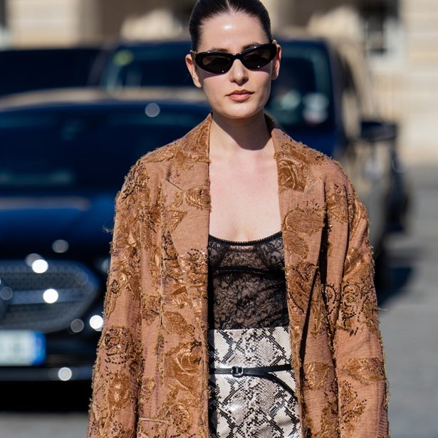 Η python φούστα είναι η τάση του animal print που θα κυριαρχήσει το Φθινόπωρο/Χειμώνα 2026-2027 (και μπορείς να τη φορέσεις έτσι)