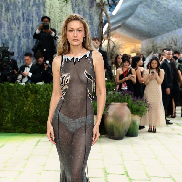 Βαρέθηκες τα τζιν; Η Gigi Hadid επαναφέρει το ζεστό, χουχουλιάρικο παντελόνι που θα φοράμε κάθε μέρα το φθινόπωρο
