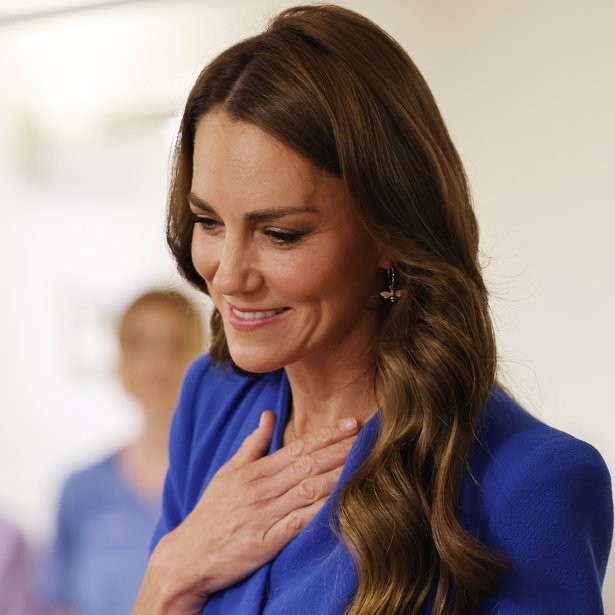 Η Kate Middleton σου δείχνει το χτένισμα που χρειάζεσαι όταν τα μαλλιά δείχνουν άτονα – Φωτίζει το πρόσωπο και χαρίζει άμεσο lifting