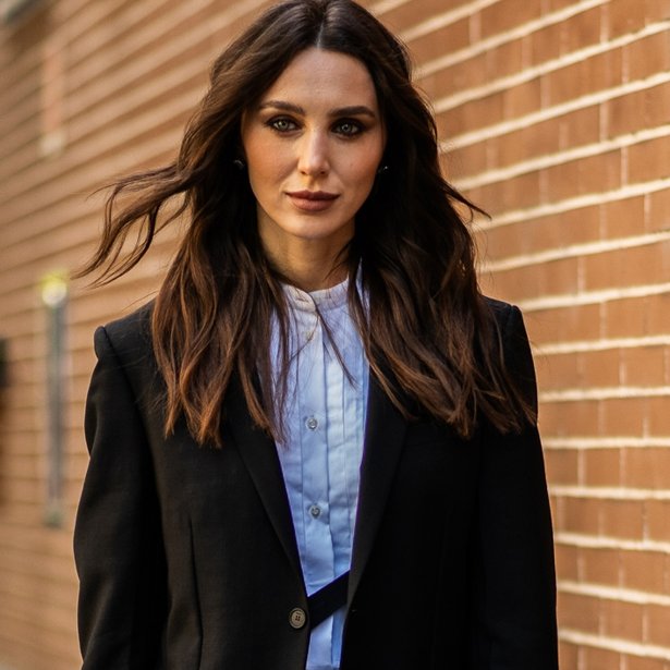 Το ιδιαίτερο μαύρο blazer από ZARA με ανοιχτή πλάτη που θα συγκεντρώσει τα βλέμματα πάνω σου