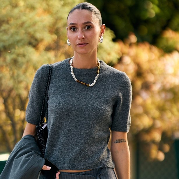 Θα φορέσεις το trend; 8 suede sneakers για stylish φθινοπωρινές εμφανίσεις