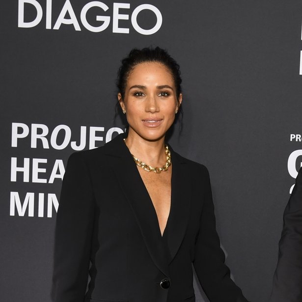 Meghan Markle: Η πρώτη εμφάνιση μετά την επιστροφή στη Βρετανία – Φόρεσε διαμάντια 66.825 δολαρίων με ένα απλό πουλόβερ
