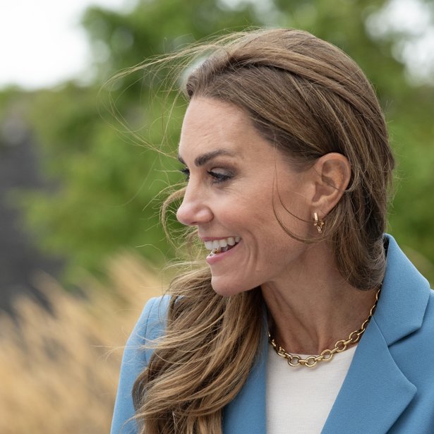 Kate Middleton: Τα σκουλαρίκια των 47 ευρώ με την τεράστια συναισθηματική αξία – Η τραγική ιστορία πίσω από το πιο συμβολικό κόσμημά της