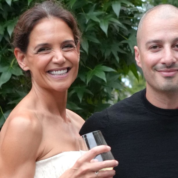 Η Katie Holmes φόρεσε το outfit που όλες έχουμε ήδη στην ντουλάπα μας – Τα 3 basics που σου δίνουν τη λύση στο φθινοπωρινό ντύσιμο