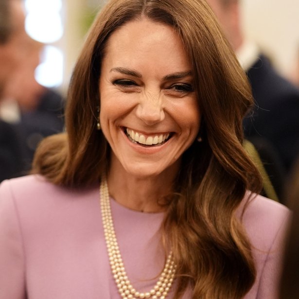 Αντίο στο μαύρο τζιν: Η Kate Middleton επαναφέρει το σχέδιο που είχαμε ορκιστεί να μην ξαναφορέσουμε στην πιο πολυτελή απόχρωση του φθινοπώρου