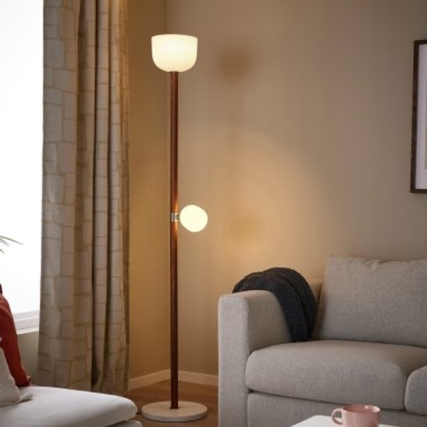 Ανακάλυψα το φωτιστικό IKEA των 99 ευρώ με καθαρό σκανδιναβικό design που θέλω οπωσδήποτε δίπλα στον καναπέ μου – Φωτίζει το σαλόνι και δημιουργεί την πιο ζεστή γωνιά ανάγνωσης