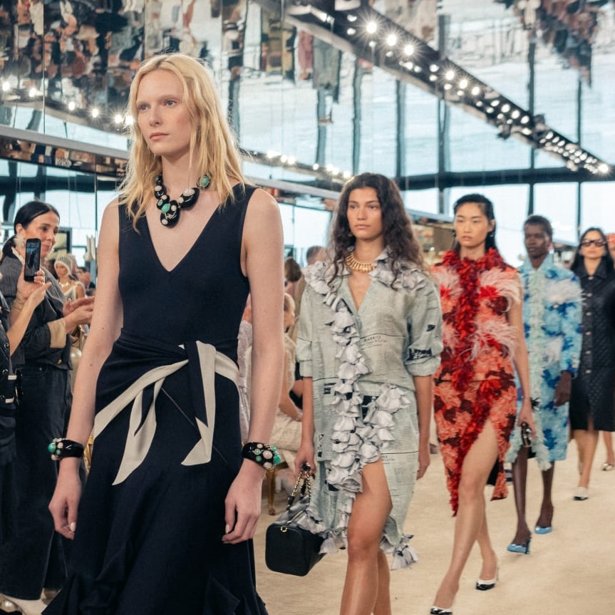 Η CHANEL επιστρέφει στη Deauville για τη συλλογή Cruise 2027/28