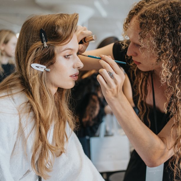 Suede Eye Shadow: H πιο σαγηνευτική και ζεστή τάση στο μακιγιάζ για το φθινόπωρο