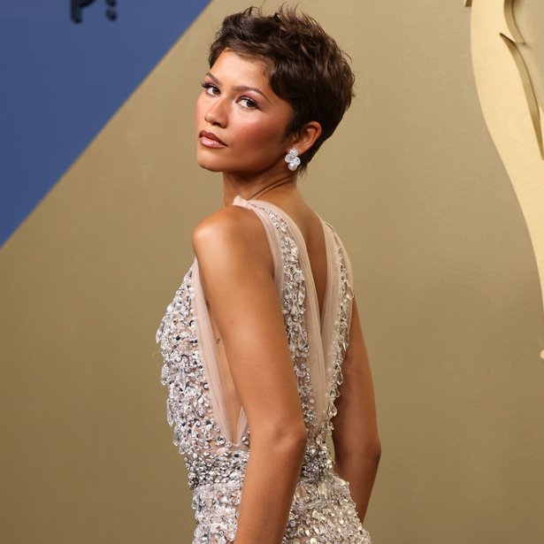 Emmys 2026: Τα πιο εντυπωσιακά looks από τη λαμπερή βραδιά της γιορτής της αμερικανικής τηλεόρασης