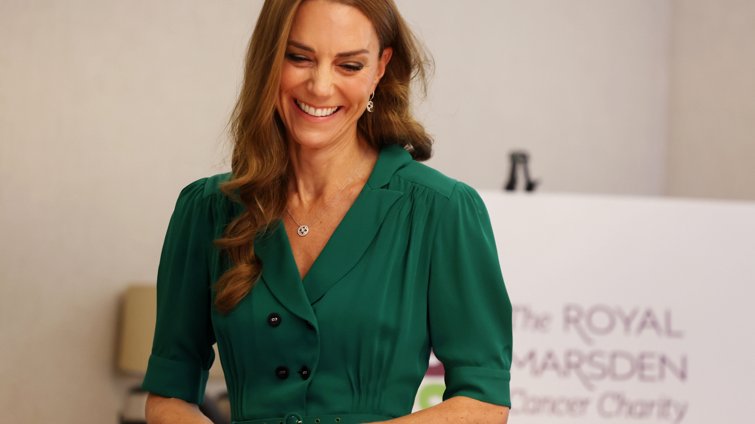 Η Kate Middleton έχει το πιο κομψό ντύσιμο για ένα βροχερό φθινοπωρινό Σαββατοκύριακο – Τα 2 χρώματα που το κάνουν να δείχνει ακριβό