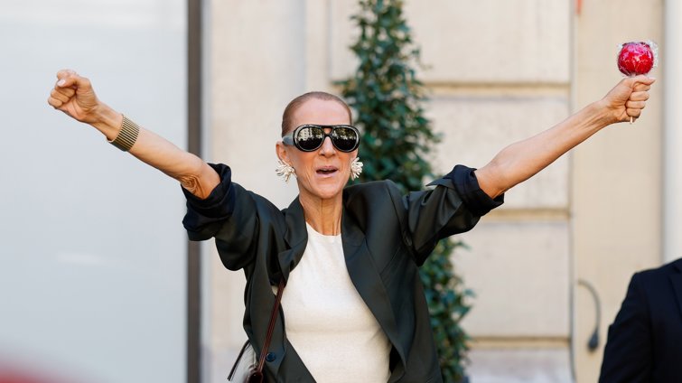 Ό,τι λάμπει είναι χρυσός: Η Céline Dion δείχνει πώς να φωτίσεις το βλέμμα σου με τη σκιά που ταιριάζει τέλεια στο φθινόπωρο
