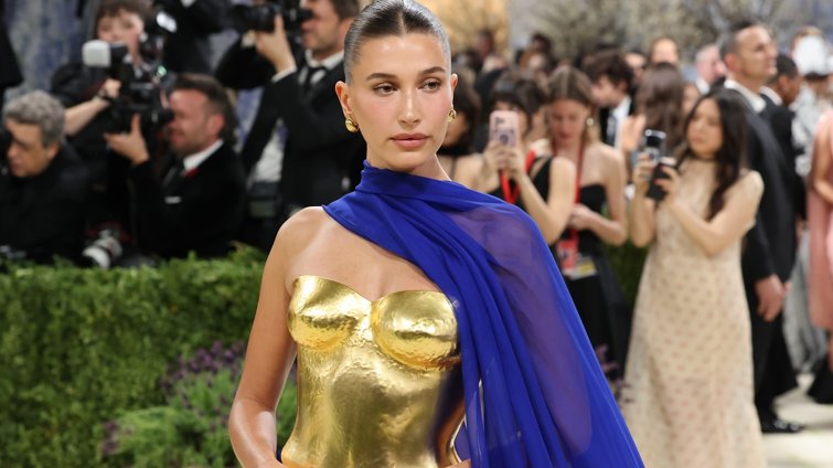 Η Hailey Bieber μόλις έκανε τη μεγαλύτερη αλλαγή στα μαλλιά της εδώ και 11 χρόνια – Αυτή είναι η απόχρωση που θα ζητούν όλες το φθινόπωρο
