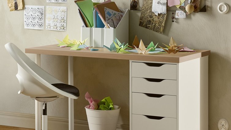 Βρήκα το best seller γραφείο IKEA που θα έβαζα χωρίς δεύτερη σκέψη στο παιδικό δωμάτιο – Έχει άφθονο χώρο, 5 συρτάρια και γίνεται ιδανικό home office