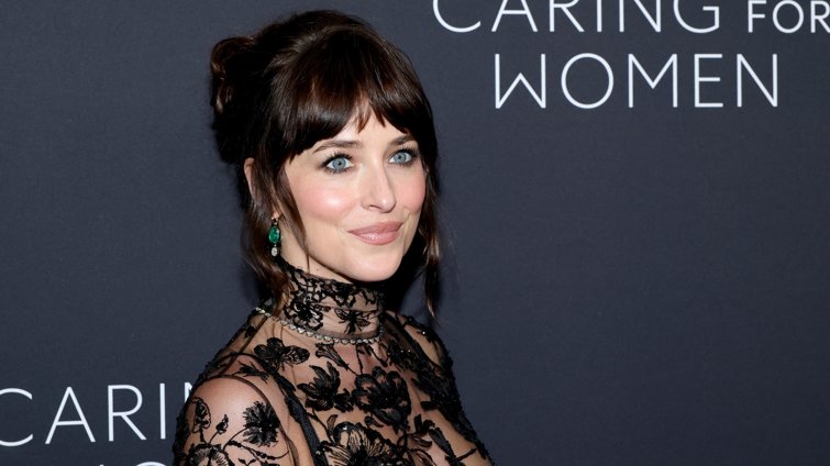 Το one-and-done φόρεμα της Dakota Johnson που δεν πρέπει να λείπει από καμία ντουλάπα λύνει το μεγαλύτερο στιλιστικό δίλημμα του φθινοπώρου