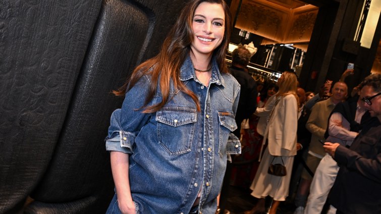 Anne Hathaway: Όχι άλλο milky nails και nude gloss – Το κόκκινο beauty combo που επιστρέφει το φθινόπωρο δείχνει πιο glamorous από ποτέ
