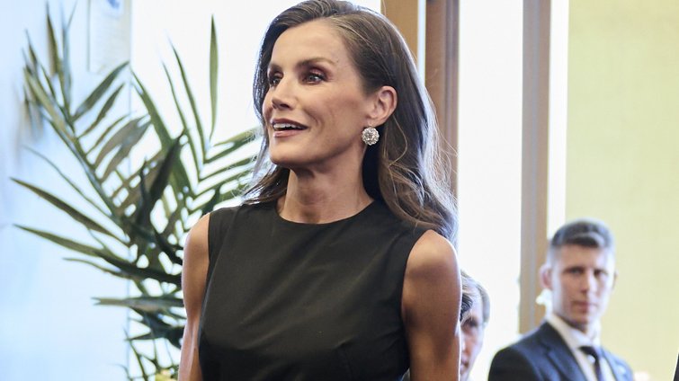 Η βασίλισσα Letizia έμοιαζε βγαλμένη από το "Frozen" – Το φόρεμα των 4.875 ευρώ με κάπα και η ιστορική τιάρα που έκλεψαν την παράσταση