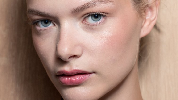 Αυτό το multi use ρουζ sticκ είναι η νέα εμμονή των beauty editors