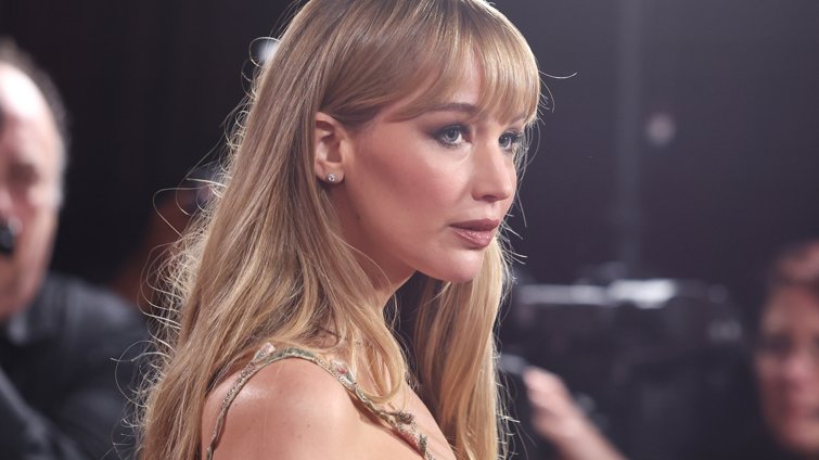 Jennifer Lawrence: Φέρνει το καλοκαίρι μέσα στο φθινόπωρο – Το φωτεινό χρώμα που φορά ξανά και ξανά και απογειώνει τα πρώτα looks του Σεπτέμβρη