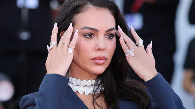 Η Georgina Rodríguez χρησιμοποιεί αυτό το κορεάτικο serum κάτω από 20€ για ενυδάτωση, λάμψη και λείανση των ρυτίδων