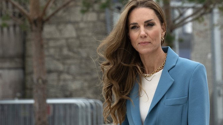 Η Kate Middleton αφήνει στην άκρη τα 12ποντα για τα παπούτσια που θα φοράμε κάθε μέρα – Η άνετη, κομψή flat εναλλακτική στις μπαλαρίνες