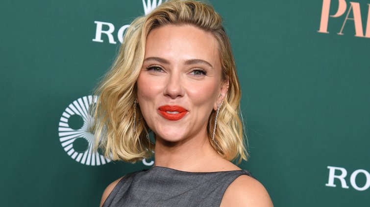 Ούτε καφέ ούτε μπορντό: Η Scarlett Johansson κρατά την τσάντα στο χρώμα που φωτίζει κάθε φθινοπωρινό look