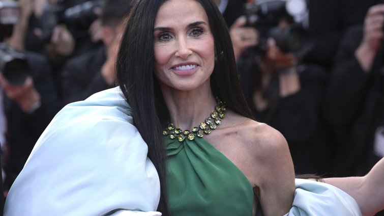 Επιστροφή στο γραφείο: Η Demi Moore δείχνει το total white office look που φωτίζει αμέσως τα γκρίζα φθινοπωρινά πρωινά