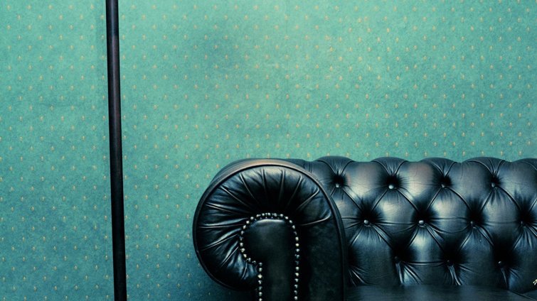 Από ξεπερασμένα σε design θησαυρούς: Οι designers ανοίγουν το σπίτι της γιαγιάς και σου δείχνουν τα έπιπλα που κάνουν θεαματικό comeback