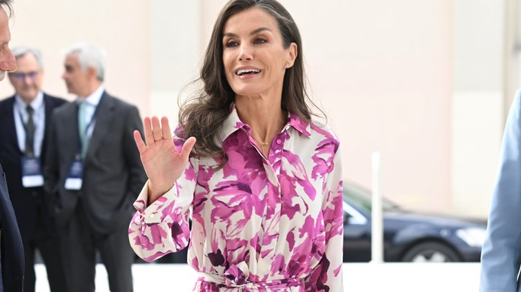 Ούτε το shirt dress της Carolina Herrera ούτε η τσάντα της Furla: η βασίλισσα Letizia αποδεικνύει ότι οι μπαλαρίνες είναι το βασικό trend του φθινοπώρου