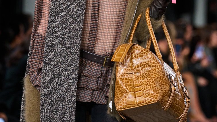Το "wrong bag theory" θα αλλάξει τον τρόπο που φοράμε τα jackets και τα παλτό αυτό το φθινόπωρο