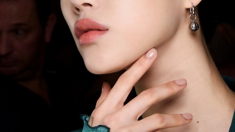 "Foundation Nails": Το elegant μανικιούρ που κολακεύει απίστευτα τα χέρια
