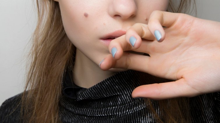 Αυτό το φθινόπωρο τα νύχια βάφονται στο baby blue χρώμα