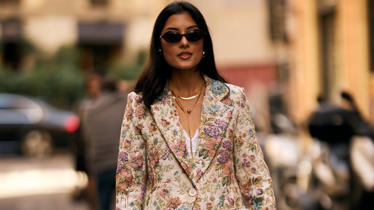 Structured σακάκι και cropped παντελόνι: η νέα chic φόρμουλα που βλέπουμε στην γκαρνταρόμπα των εργαζόμενων γυναικών