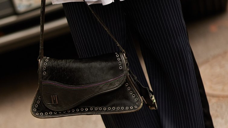 Το πιο κομψό wide-leg ριγέ παντελόνι από τη Massimo Dutti που μπορείτε να φορέσετε στο γραφείο ή σε ένα δείπνο