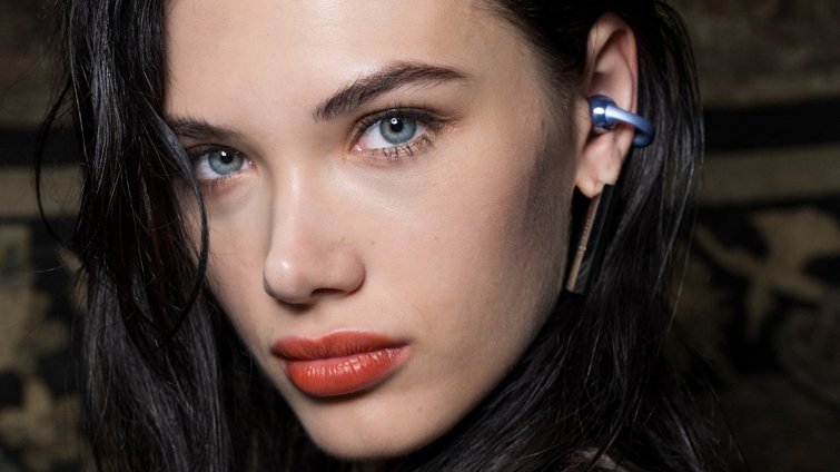 Ultra Sleek Lipstick: Βρήκαμε το κραγιόν που δεν θα ξανά βγει από την τσάντα σου