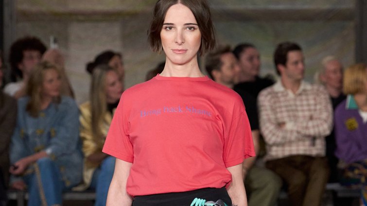Τα graphic T-shirts είναι η αγαπημένη γλώσσα της μόδας