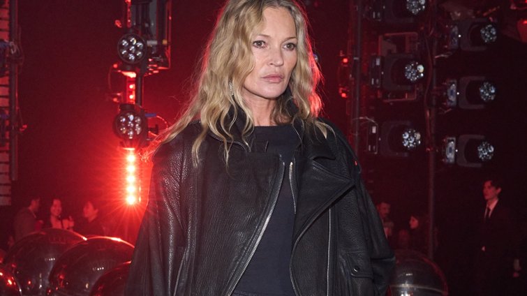 Η Kate Moss φόρεσε τη "στολή" που θα φοράμε συνέχεια όλο το φθινόπωρο
