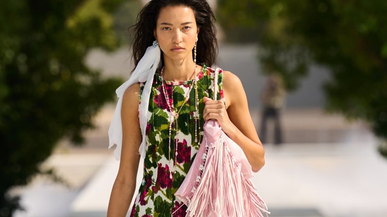 Dior SS27: Η νέα συλλογή του οίκου βρίσκει την ομορφιά στις ατέλειες της φύσης