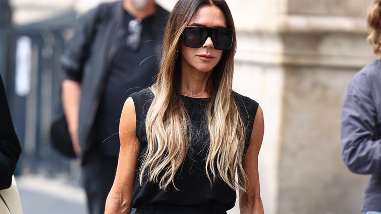 Η Victoria Beckham φορά ξανά και ξανά ένα "slouchy" κοστούμι: Το τέλειο βασικό κομμάτι από το "everyday office" έως το "elevated evening"