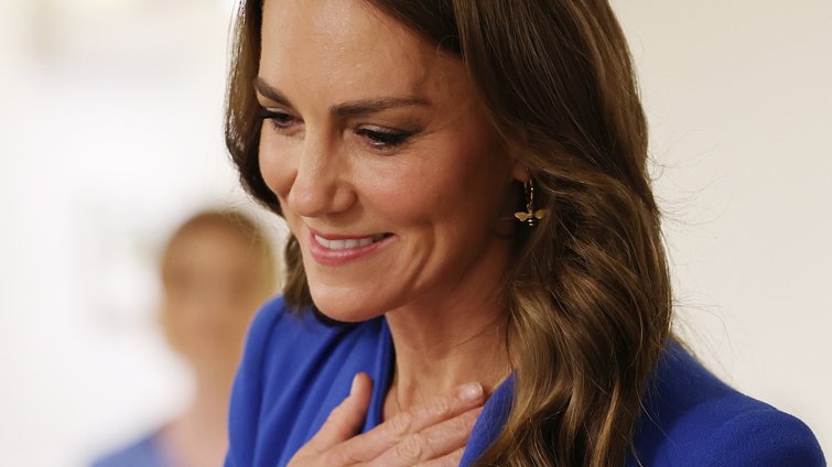 Η Kate Middleton σου δείχνει το χτένισμα που χρειάζεσαι όταν τα μαλλιά δείχνουν άτονα – Φωτίζει το πρόσωπο και χαρίζει άμεσο lifting