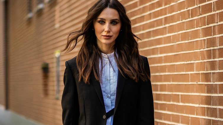 Το ιδιαίτερο μαύρο blazer από ZARA με ανοιχτή πλάτη που θα συγκεντρώσει τα βλέμματα πάνω σου