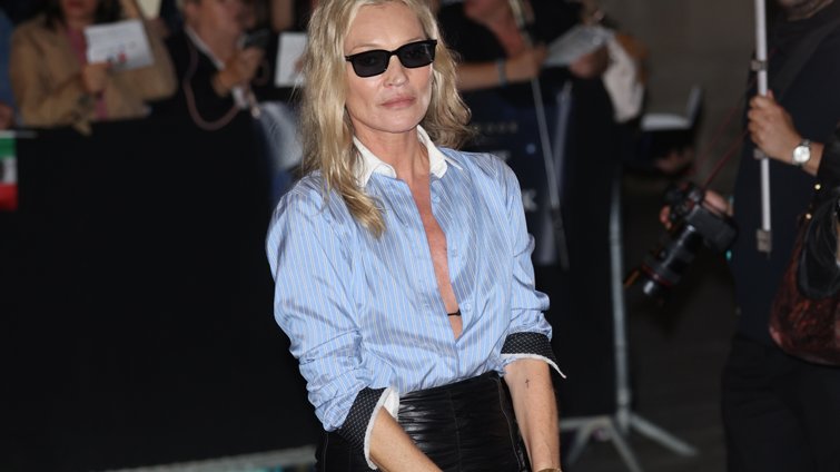 Η Kate Moss επέλεξε τον πιο κομψό outfit για το γραφείο και το ποτό